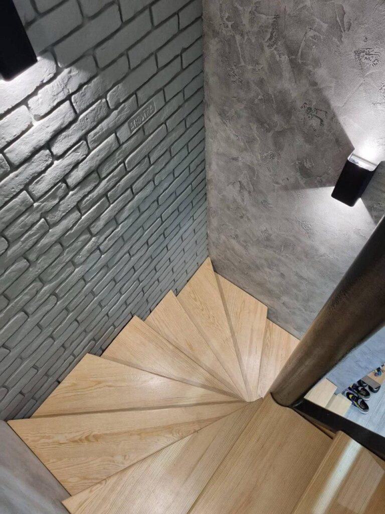 Grå tegl langs spiraltrappen